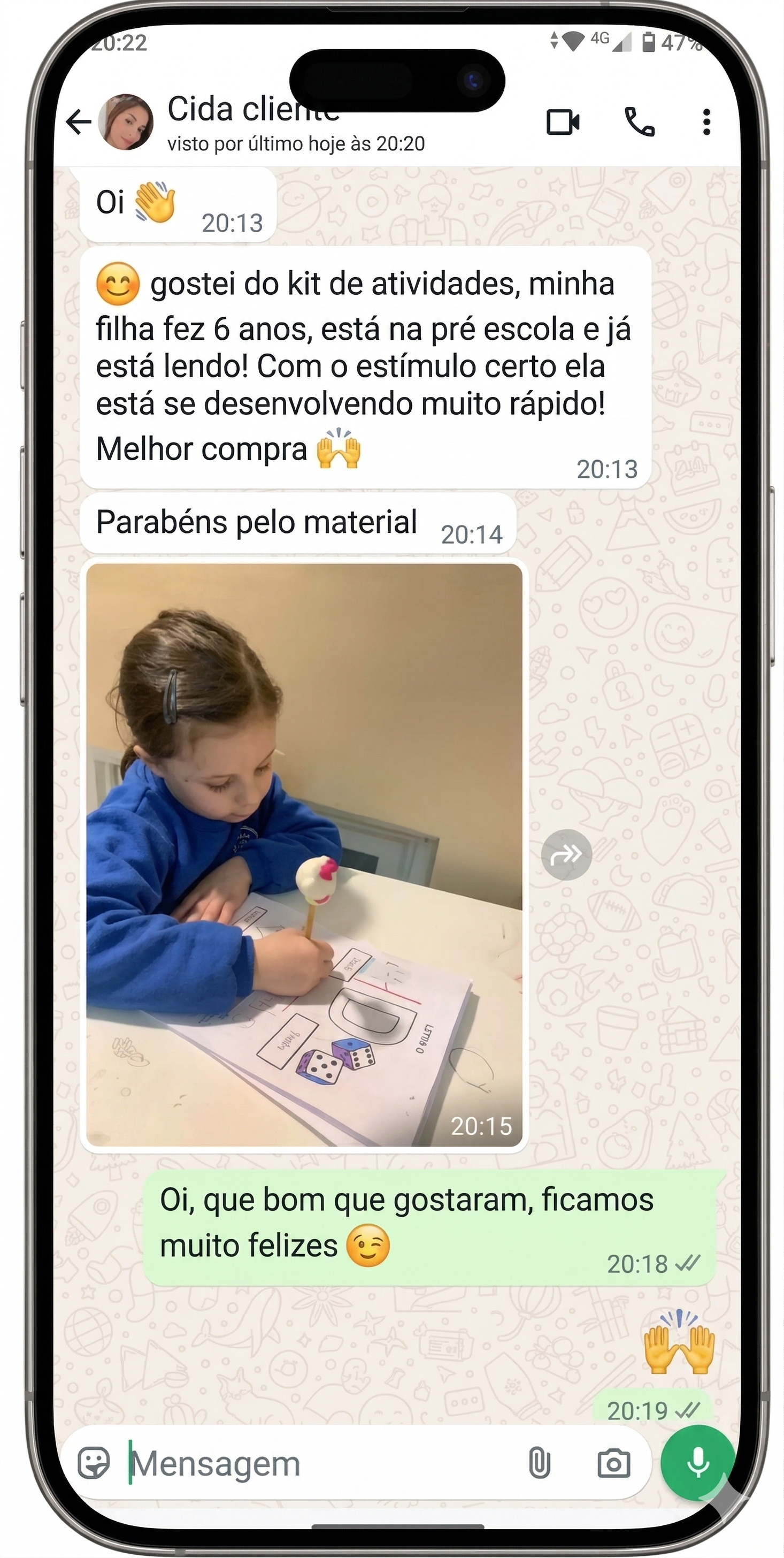 Print real de mensagem de cliente no WhatsApp elogiando o kit de atividades
